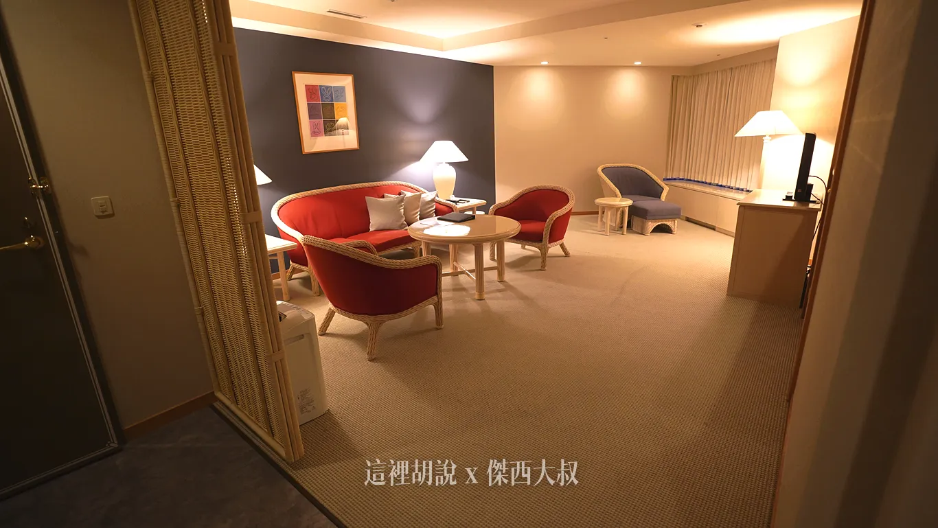 Upon entering, one side is the living room, and the other is the corridor leading to the master bedroom.