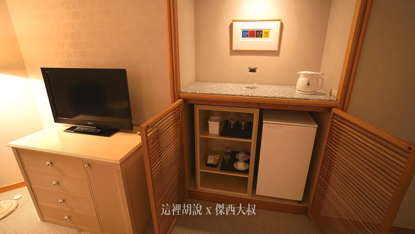 The refrigerator and minibar are located in the living room. If you need a water dispenser, you can get it at the LOUNGE on the first floor.