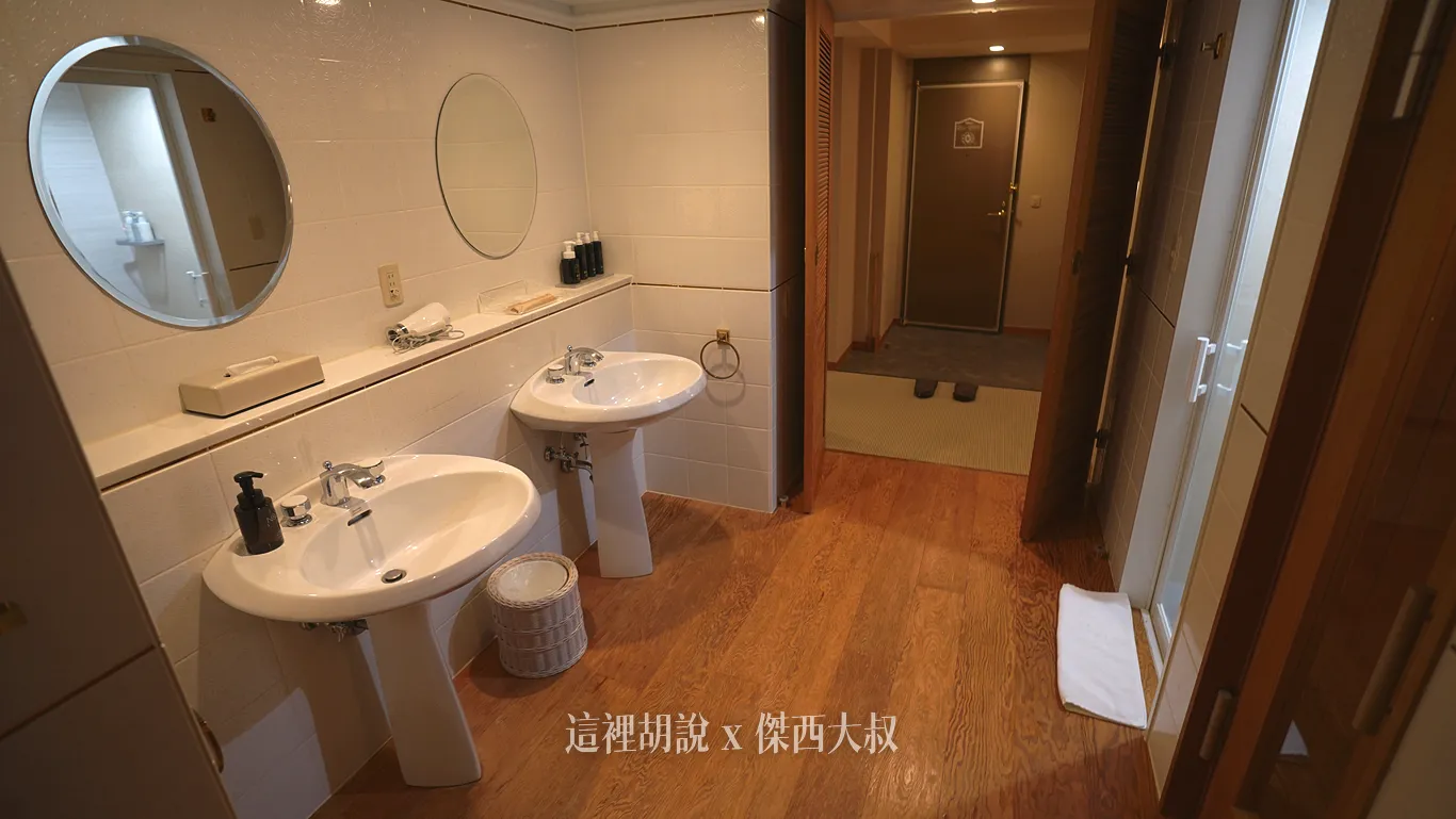 Double vanity design.