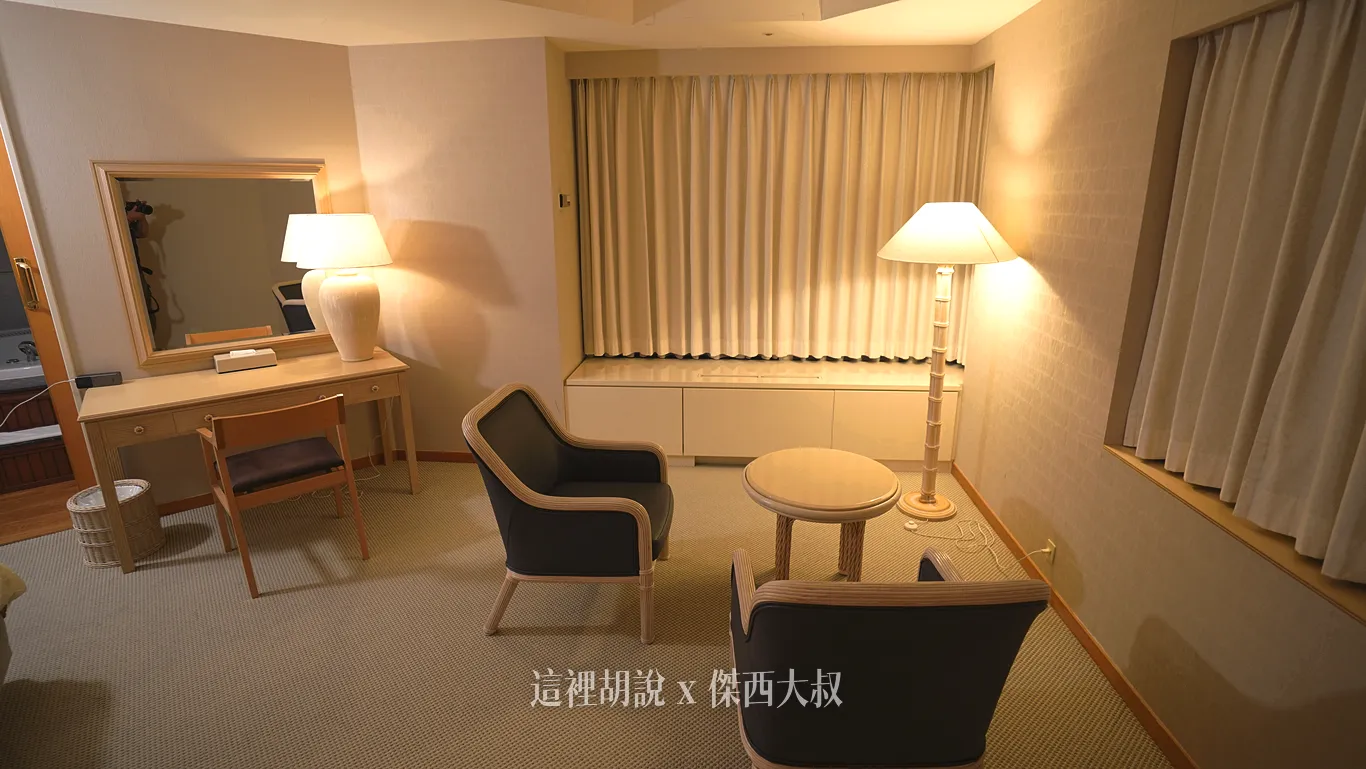 You can also enjoy the scenery outside from here during the day.