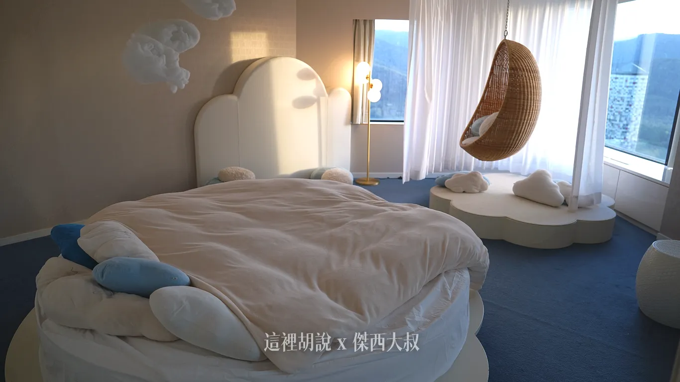 A suite themed around clouds, designed to make you feel surrounded by clouds even when you return to your room.