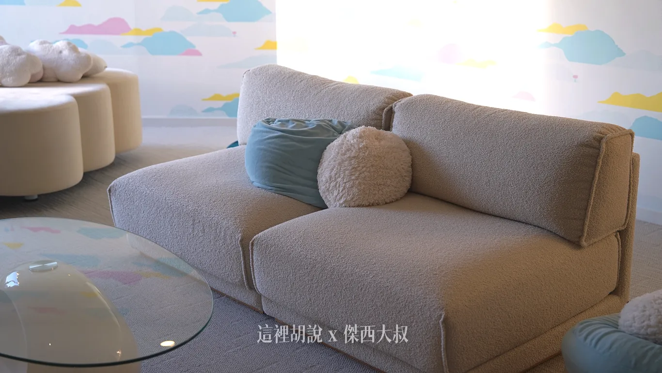 The living room furniture also features various fluffy styles.