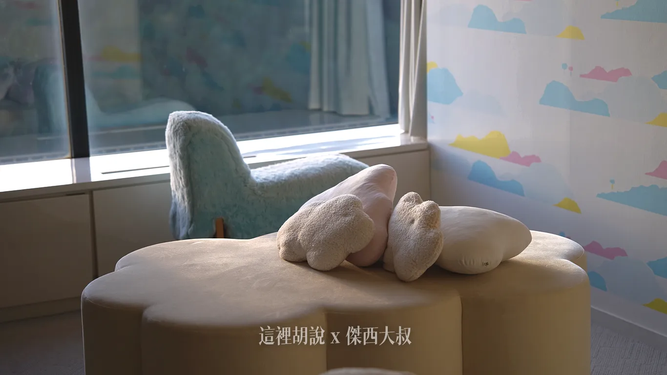 Even the sofa and cushions are full of clouds.