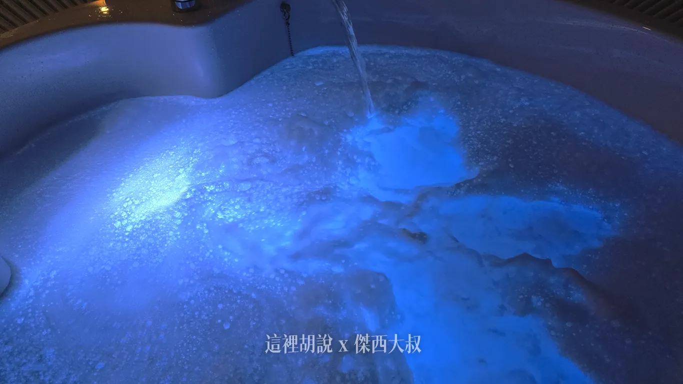 The bathtub has lighting, and when illuminated, it feels like bathing among the clouds.