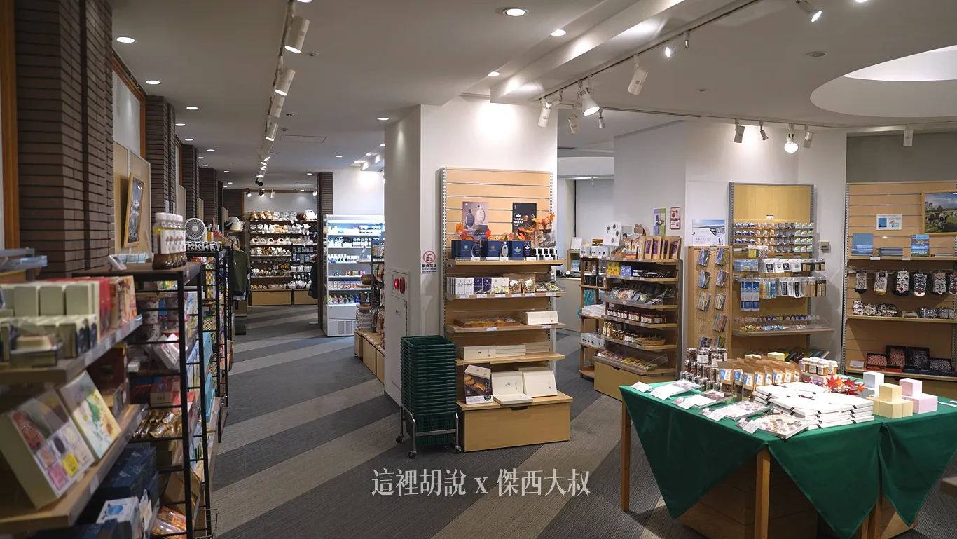 除了販售名產之外，也有度假區農場所生產的牛乳開放時間從早上八點到晚上十點