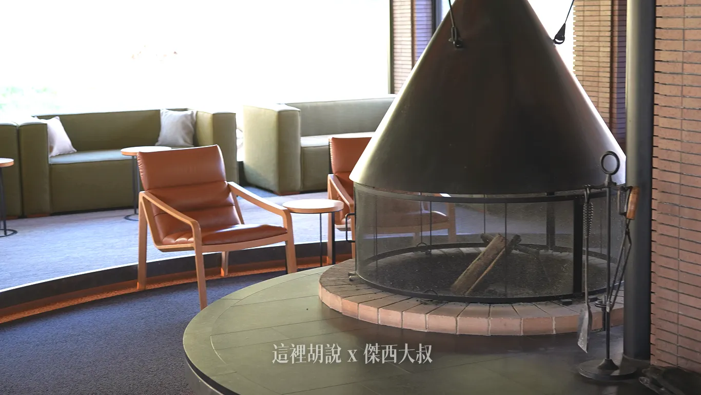 大廳則是設置了火爐，天涼的日子裡在這邊烤火很舒服