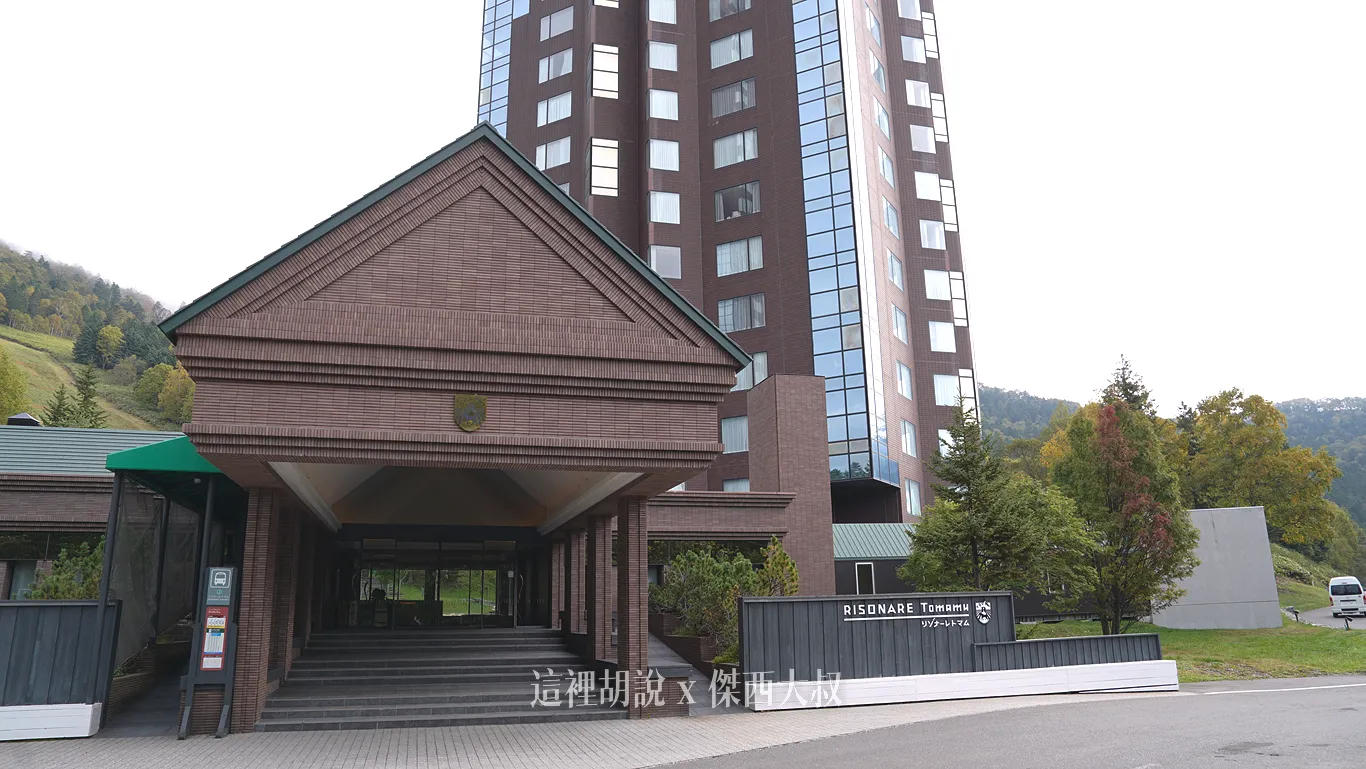 一樓的迴車道，兩旁有斜坡方便移動行李