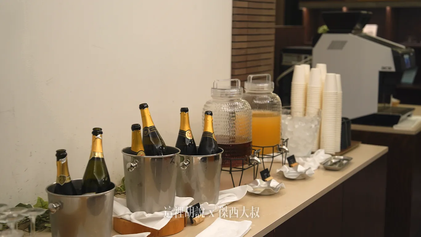 部分時段還有提供氣泡酒、果汁全天候提供咖啡（因為一大早要上山看雲海）