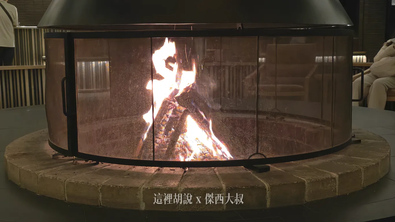 晚上會升起柴火，四周的鐵網是怕木柴突然爆裂傷到旅客所設置