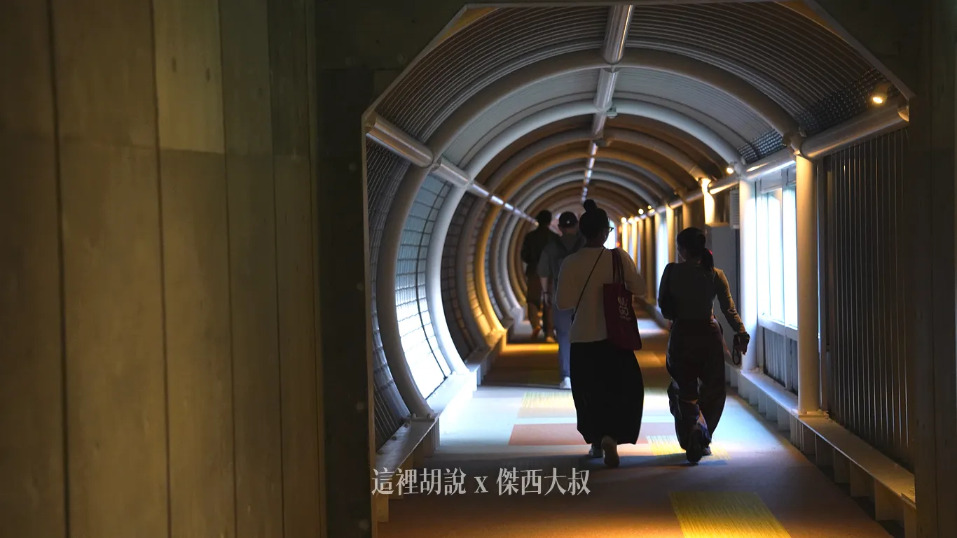 從RISONARE在通往南塔的轉角,有一個聯通走廊可以直接抵達森林餐廳,在大雪的天候下也可以透過聯通走廊抵達。這個走廊為無障礙空間,有提供電梯以及平坦的斜坡 從RISONARE在通往南塔的轉角,有一個聯通走廊可以直接抵達森林餐廳,在大雪的天候下也可以透過聯通走廊抵達。這個走廊為無障礙空間,有提供電梯以及平坦的斜坡