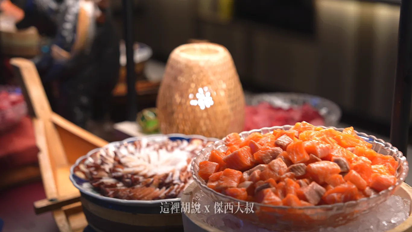 他們家的鮭魚用料很新新鮮,而且都是厚切 他們家的鮭魚用料很新新鮮,而且都是厚切