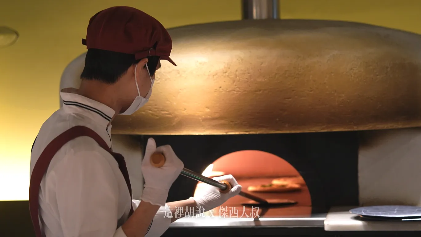 這種高溫,PIZZA只要在裡面大概兩到三分鐘就可全熟 這種高溫,PIZZA只要在裡面大概兩到三分鐘就可全熟