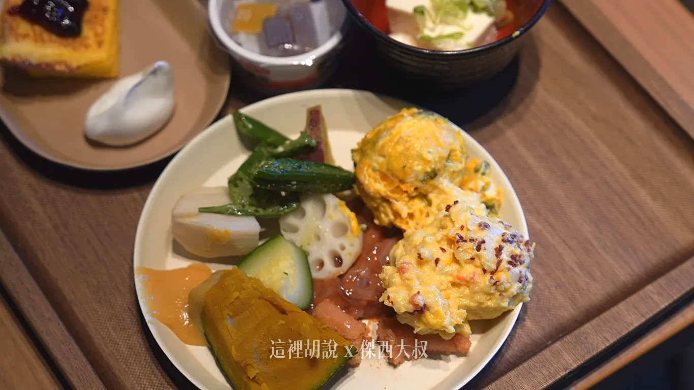 傑西早餐必備的馬鈴薯沙拉跟南瓜沙拉，加上蒸野菜
