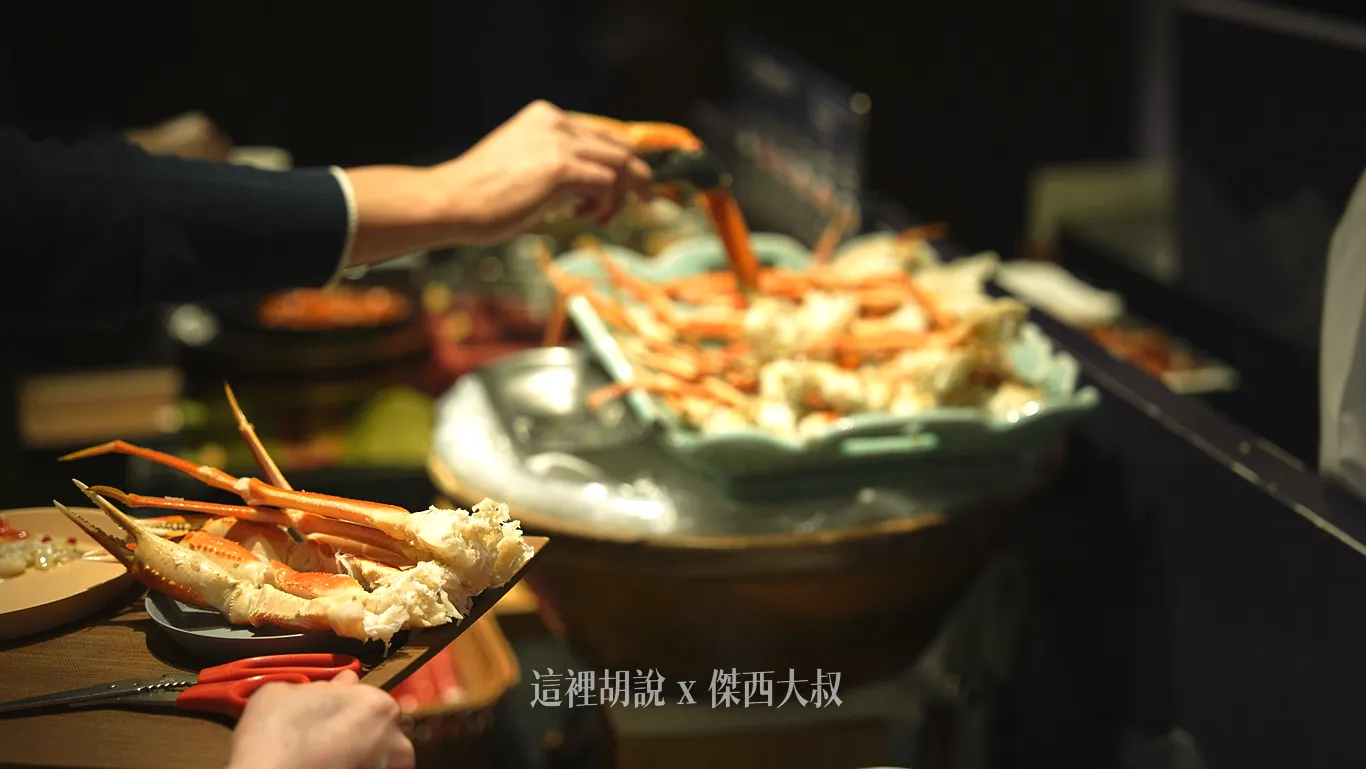 但是晚餐的重點就是蟹腳！每個人都夾很多
