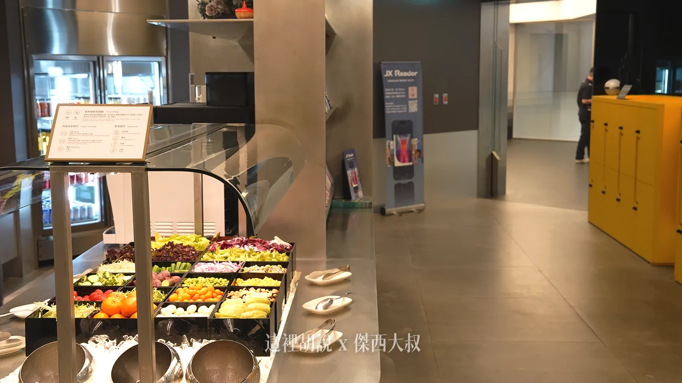 從另外一個方向拍貴賓室的入口，進來之後中間還有書報架