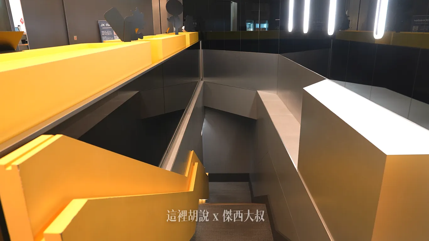 下樓則是有另外一區休息空間，上下樓梯沒有電梯，如果行動不方便的話，建議留在樓上