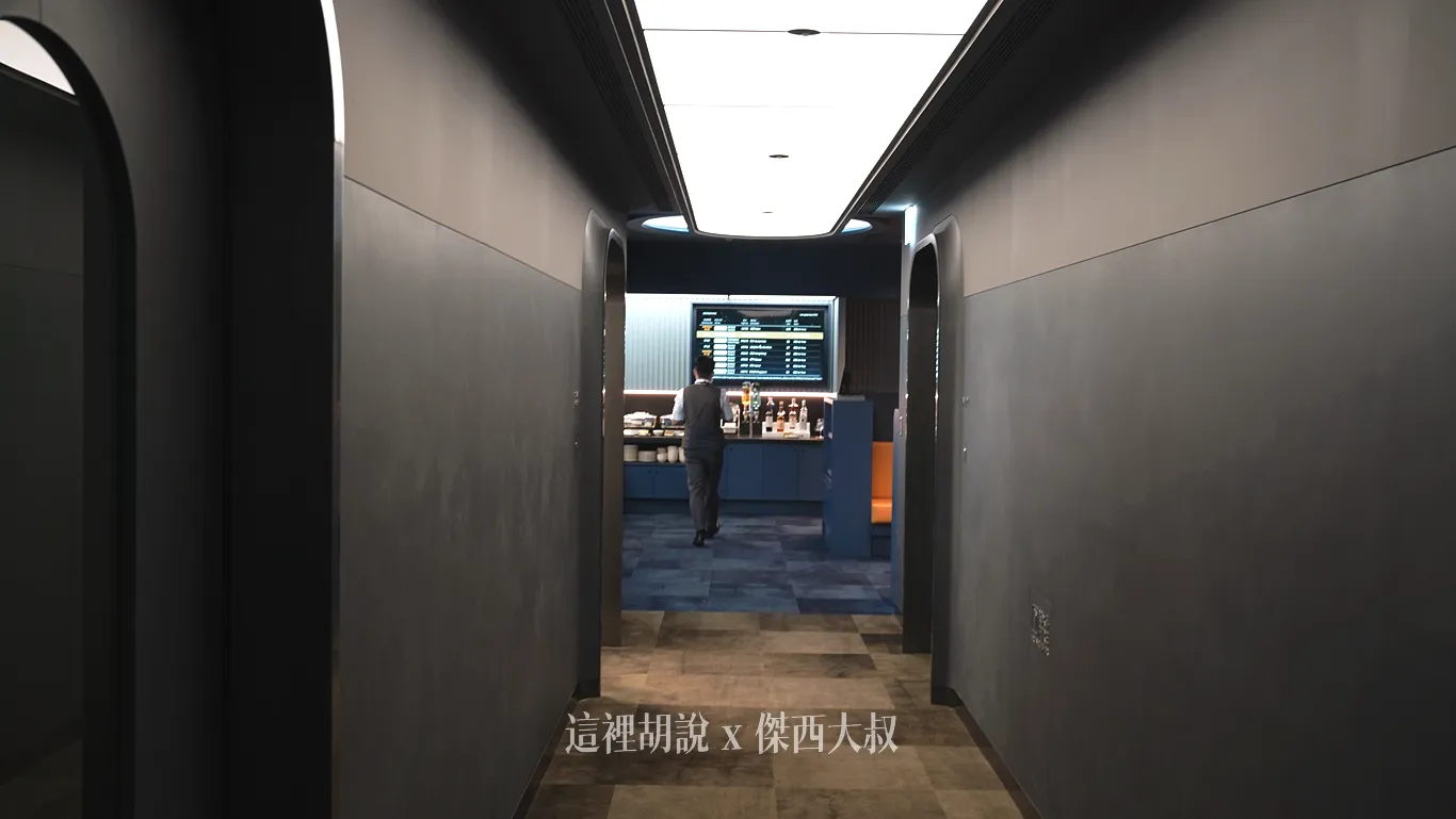 下樓之後兩側為休息空間