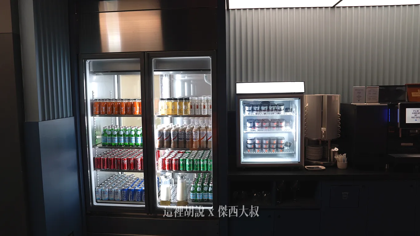 樓上樓下的飲料櫃都是一致的