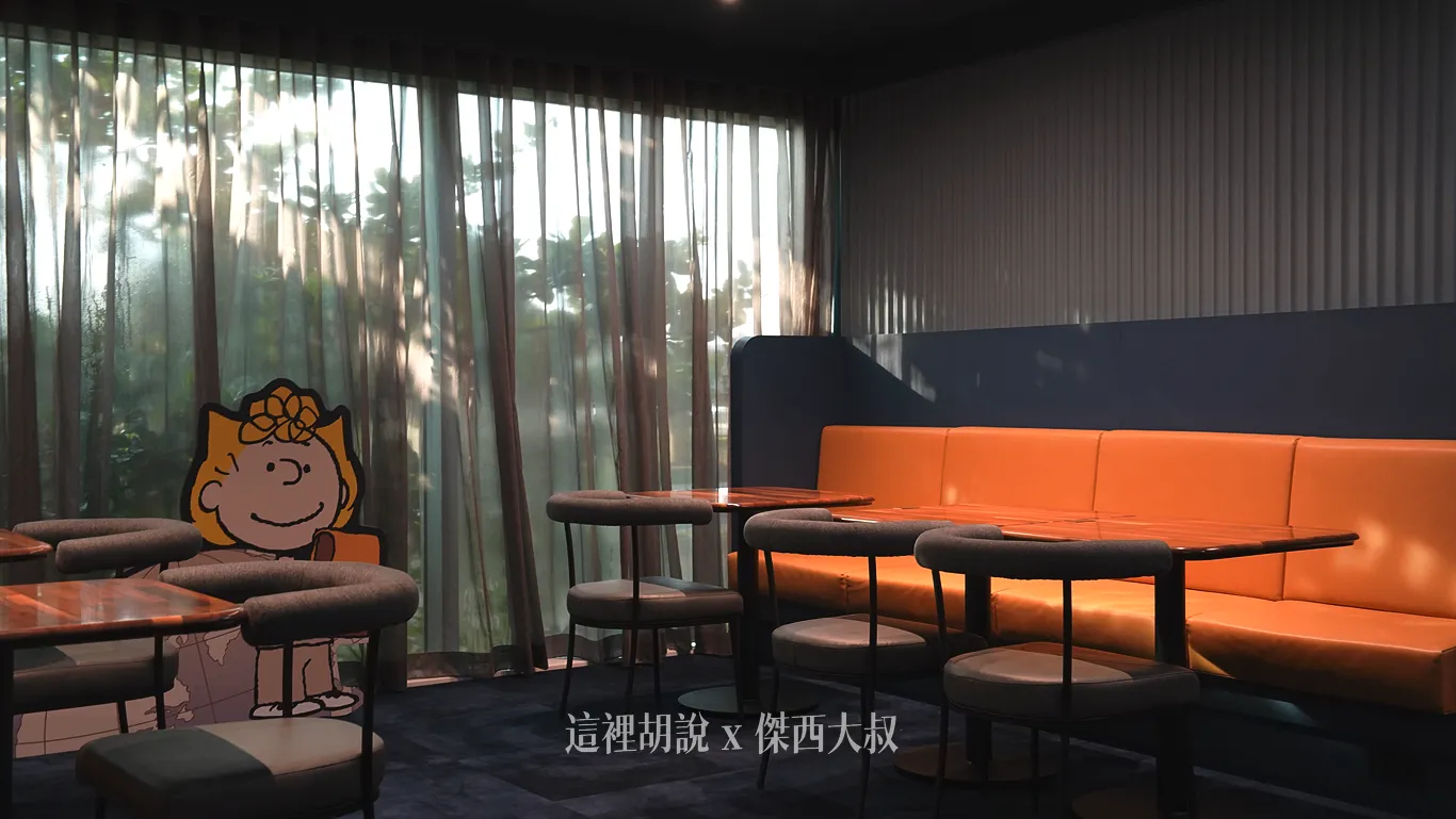 因為不是面對登機廊廳，所以大部分的時間窗簾都會拉著，讓旅客休息