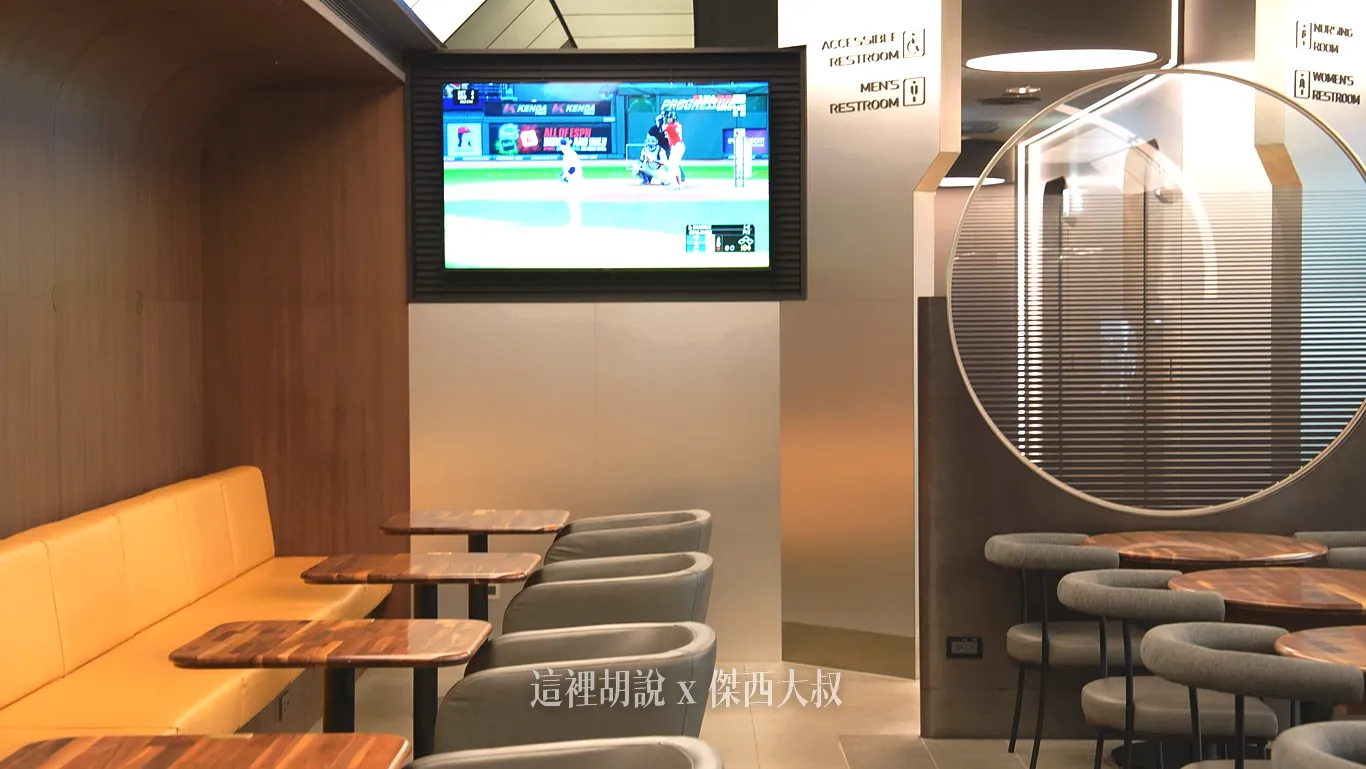 休息室另外一區則是這種一排的沙發，播放著運動賽事