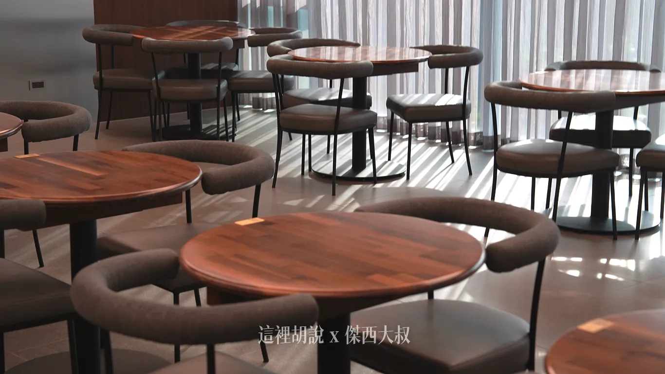就算是這個圓桌，每一個桌子都還是有提供插頭可以充電