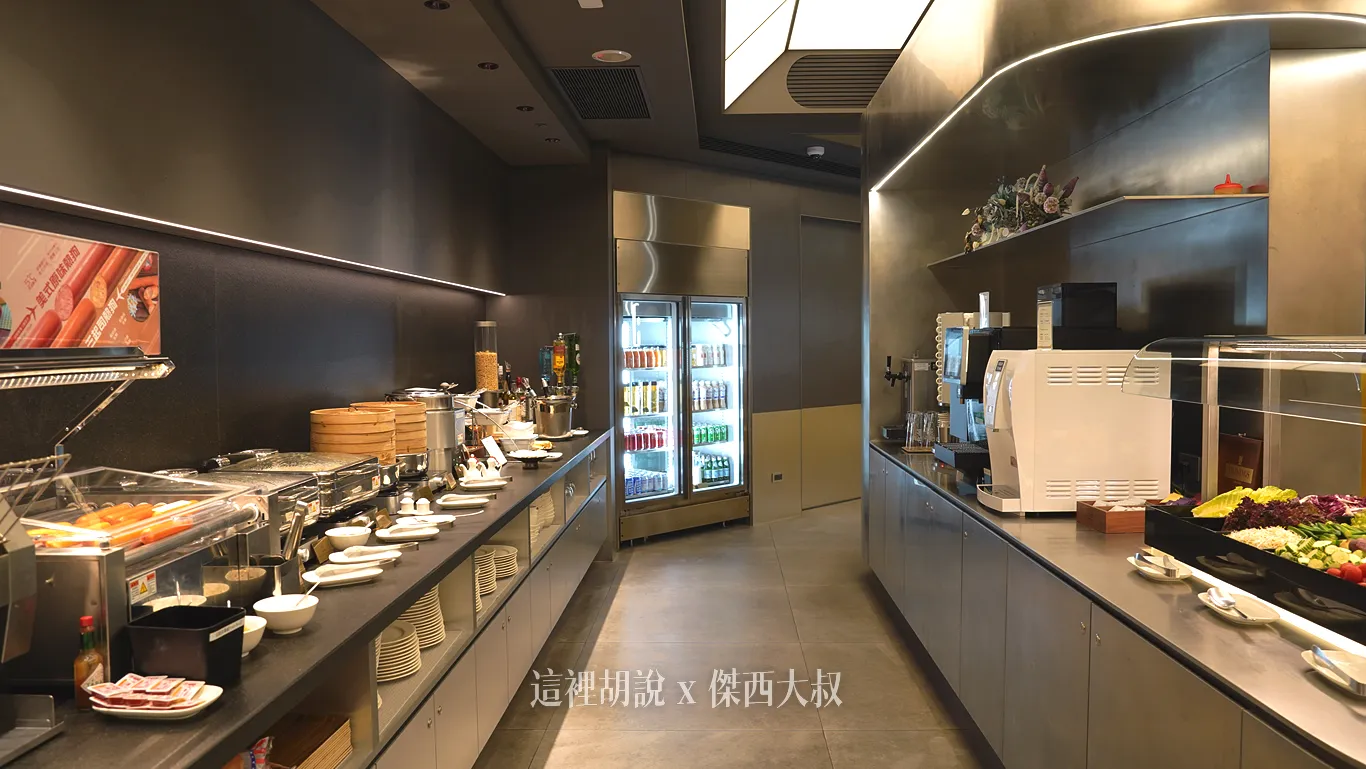 照片左側屬於熱食區，右側是沙拉跟飲料區