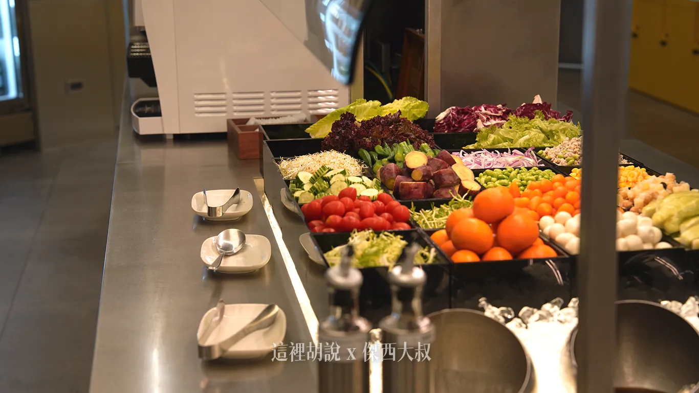 一旁放置的是不同的醬料，可以做口味上搭配