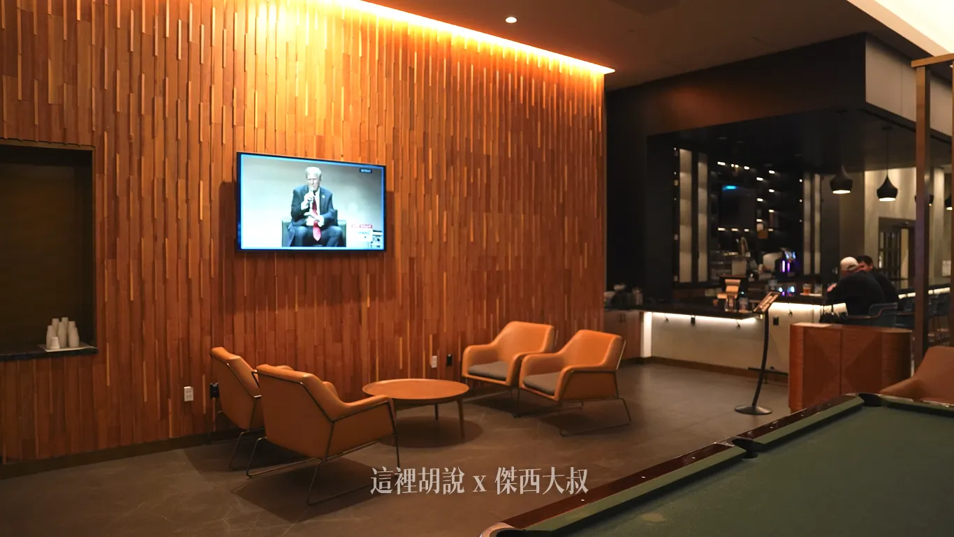 還有撞球台，睡不著的時候還是可以看到有人在此打撞球