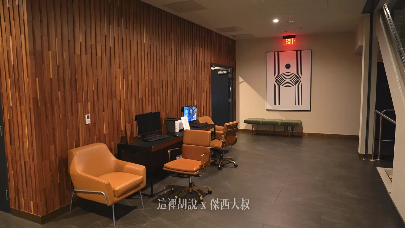 地下室有電腦可以操作，一旁的印表機寫著暫停使用