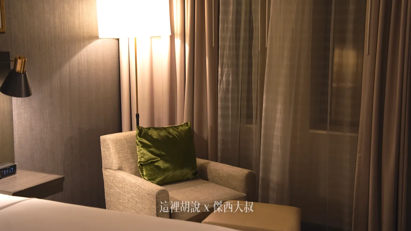 一旁還有一個沙發