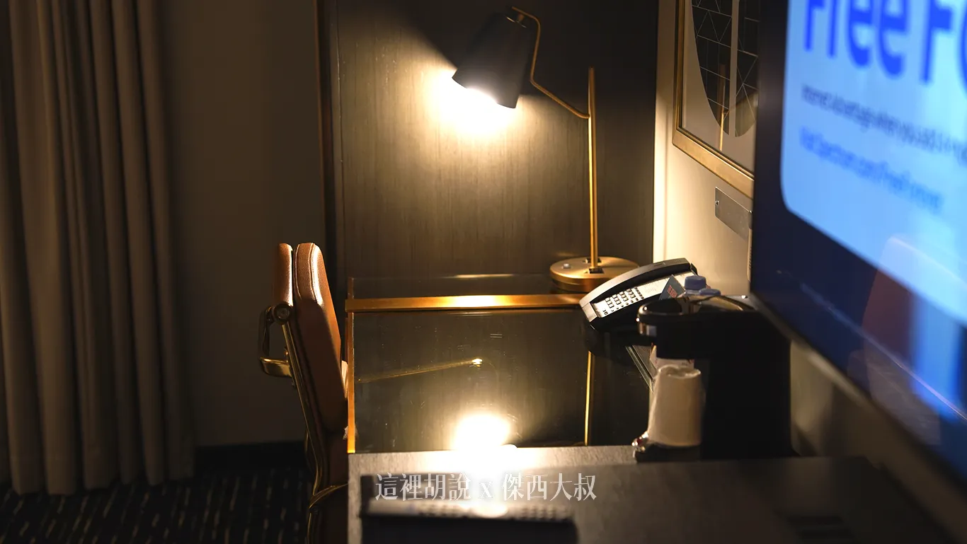 桌子是玻璃面的