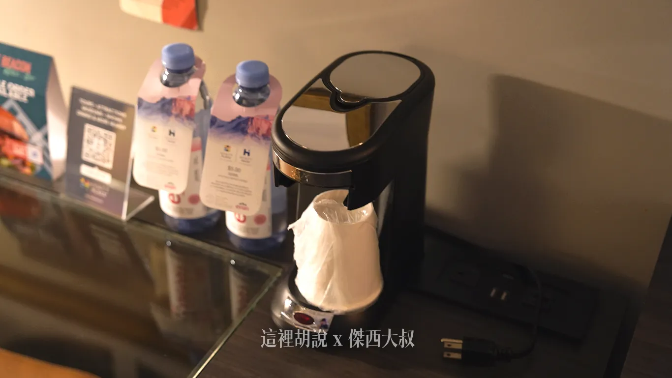 桌上的瓶裝水是需要付費、一旁的咖啡機則是標準的美國飯店會出現的配件