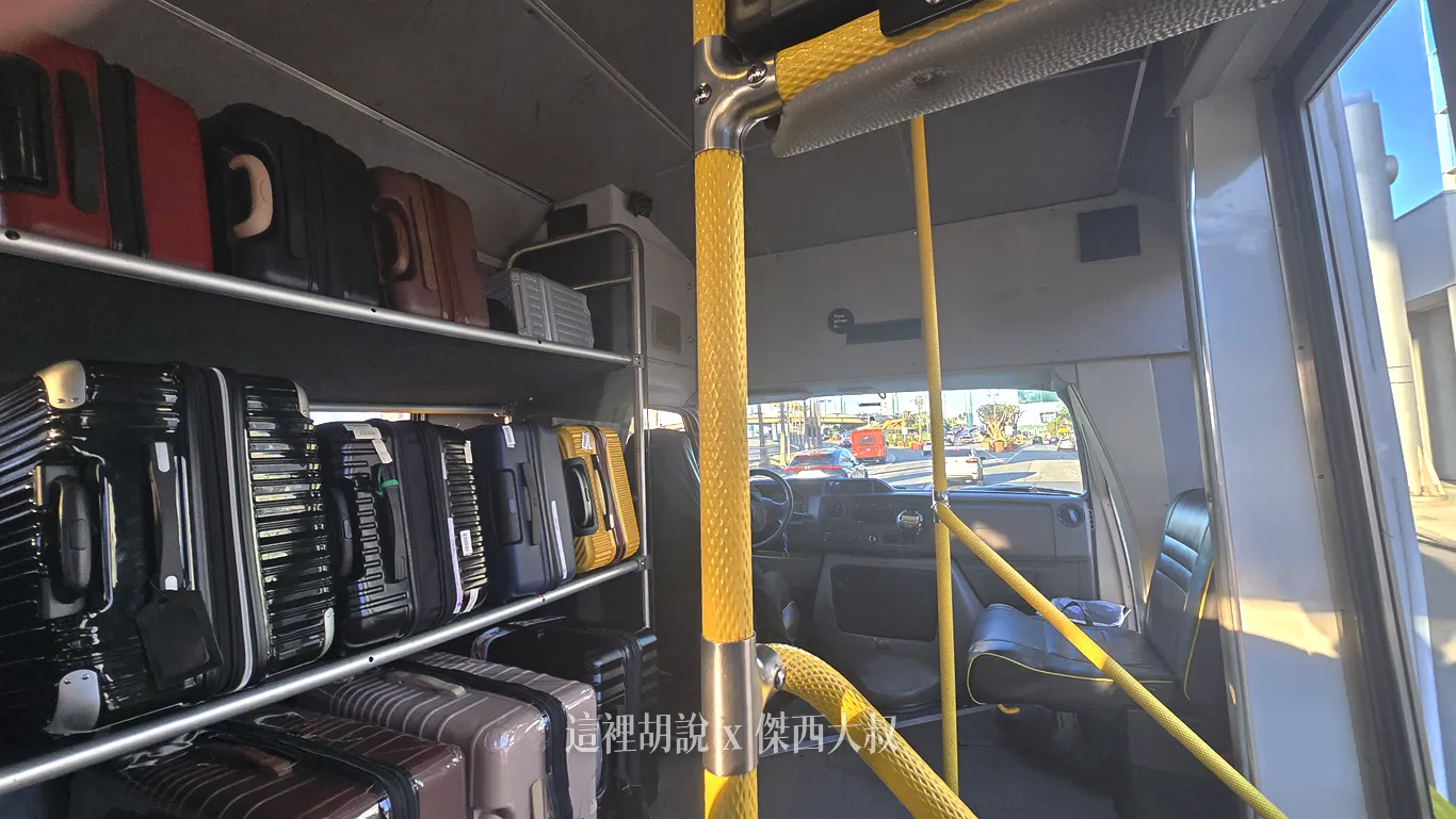 車上有很大量的行李空間