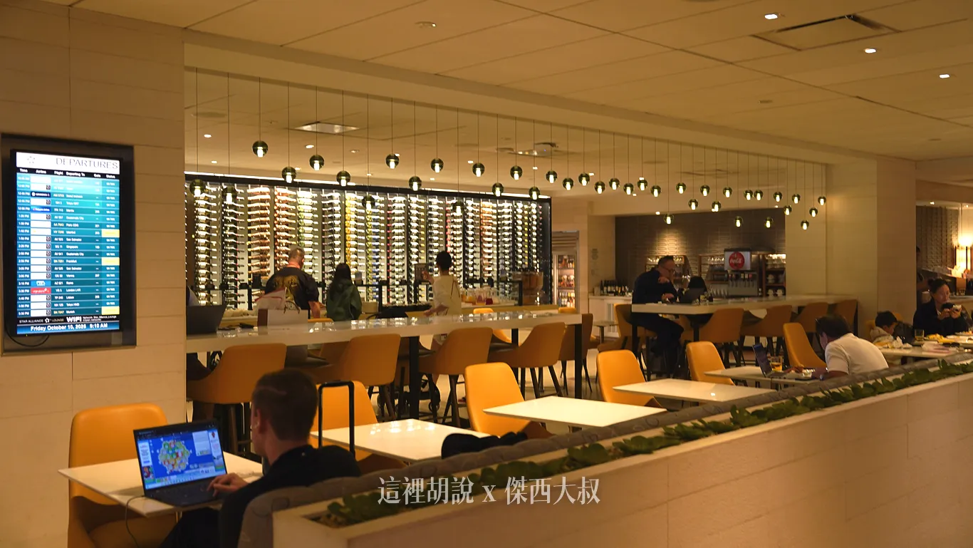 靠近取餐區域的休息區則是改成有桌子的空間，也可以方便工作