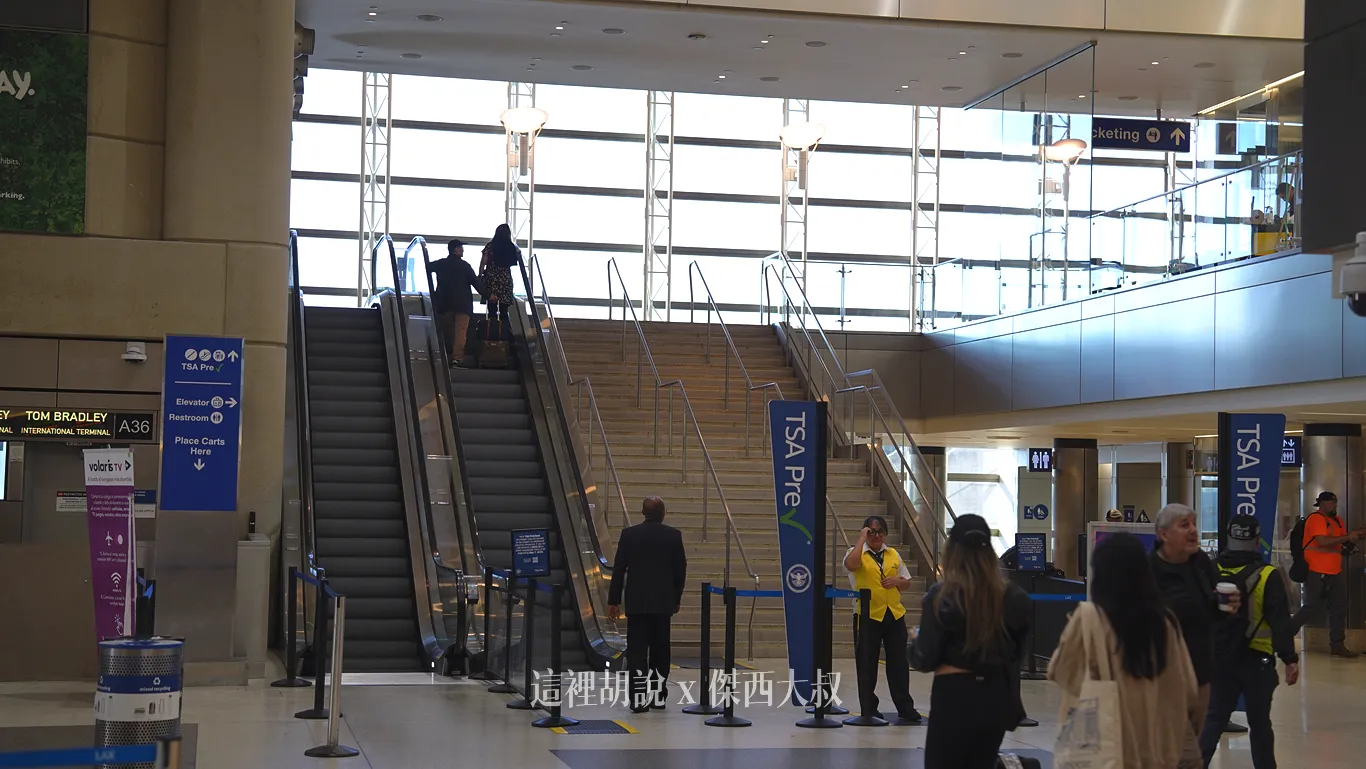 A區一旁是TSA PRE CHECK 的入口，有通過TSA PRE的朋友可以從這邊進入進行安檢