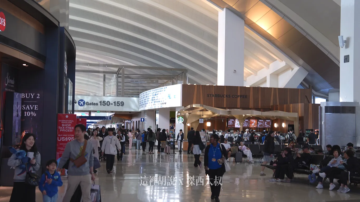 左轉為150-159登機門，可以看到這一側有一間非常大間的星巴克