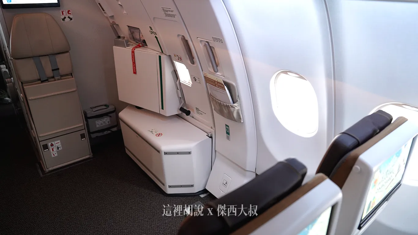 分區照片開箱：星宇航空 A330neo 經濟艙設計細節 無窗區、緊急出口座位特色搶先看 (A330-900)：經濟艙第二區