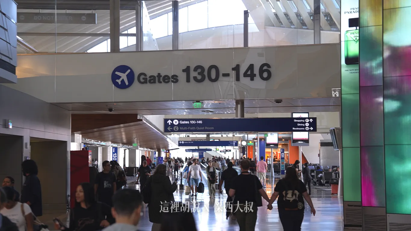 往右轉就是前往130-146登機門