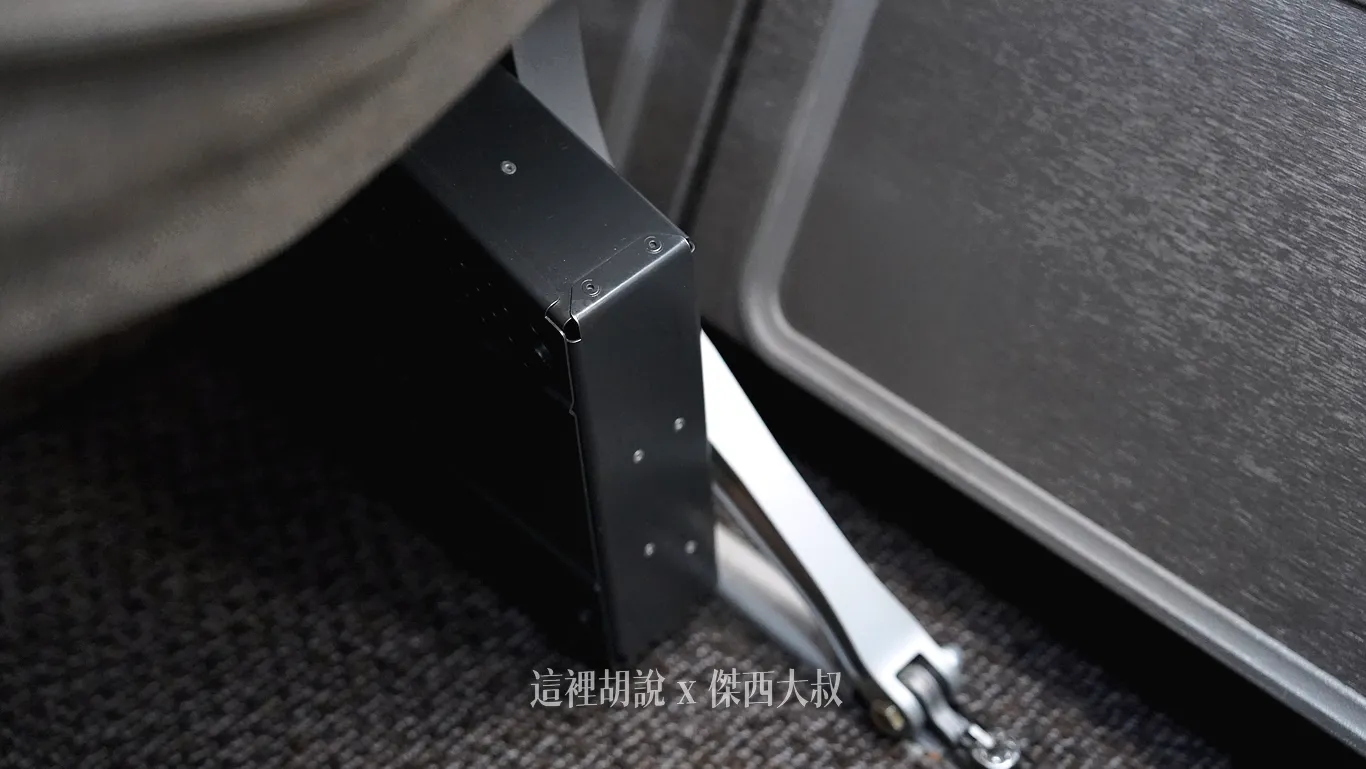 座位下方設有娛樂系統電機控制盒