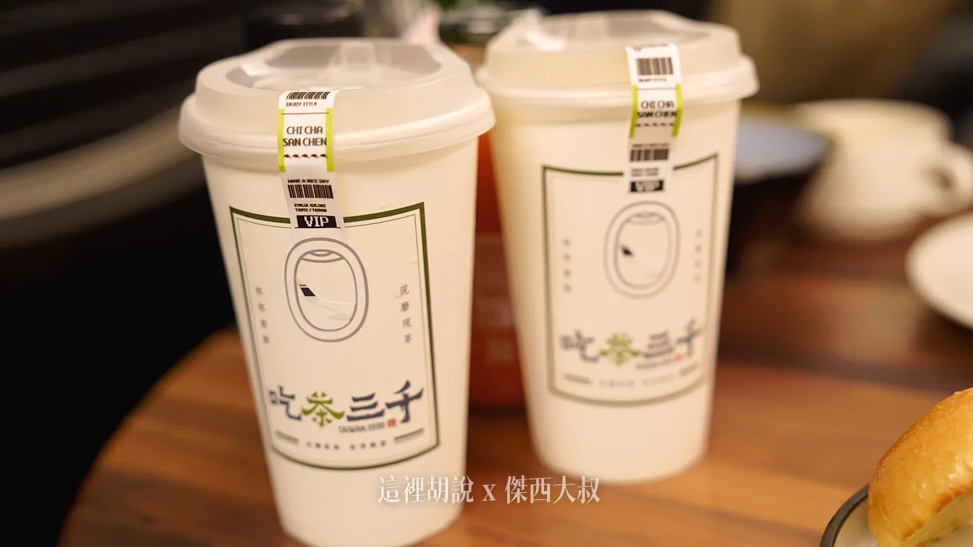 目前看到的杯子是臨時使用的紙杯，到時候會使用訂製的星宇專屬杯子提供飲品服務