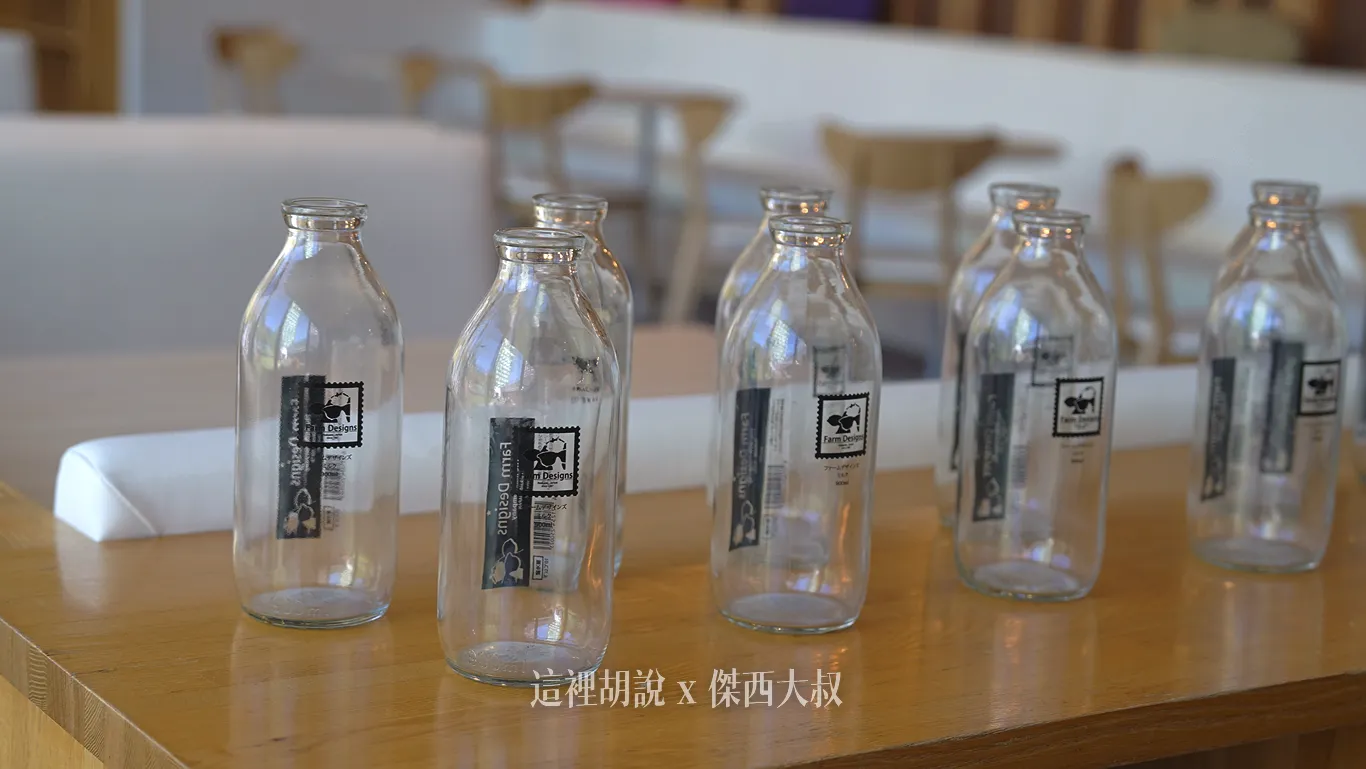放了很多的牛奶瓶