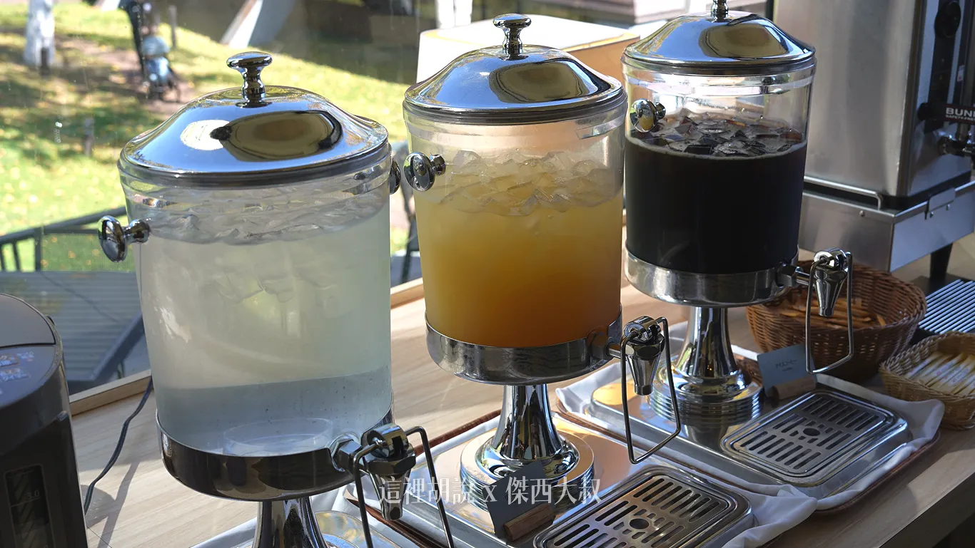 這個空間開放時間內，可以直接入內飲用LOUNGE 所提供的免費飲料