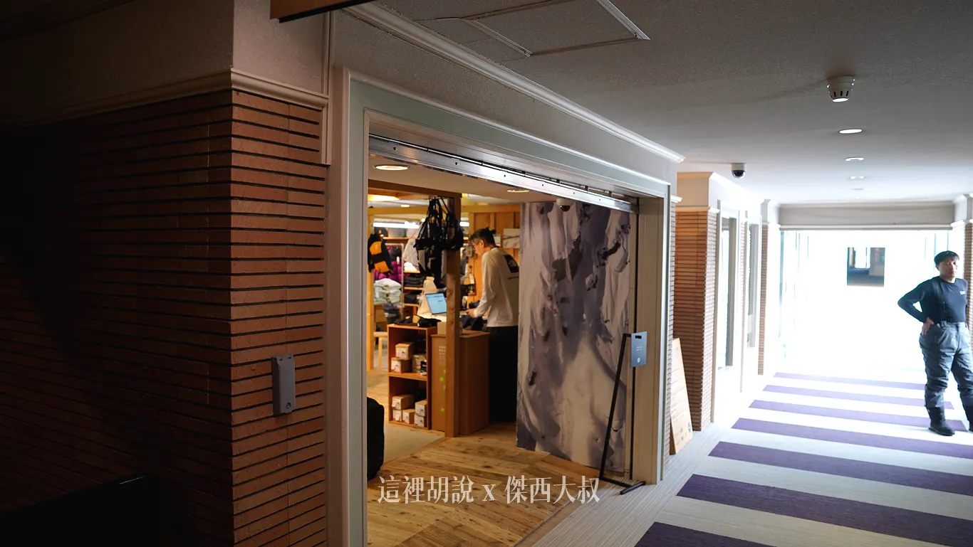 一樓這間專賣店如果有保暖手套沒帶到的話可以在這邊補貨