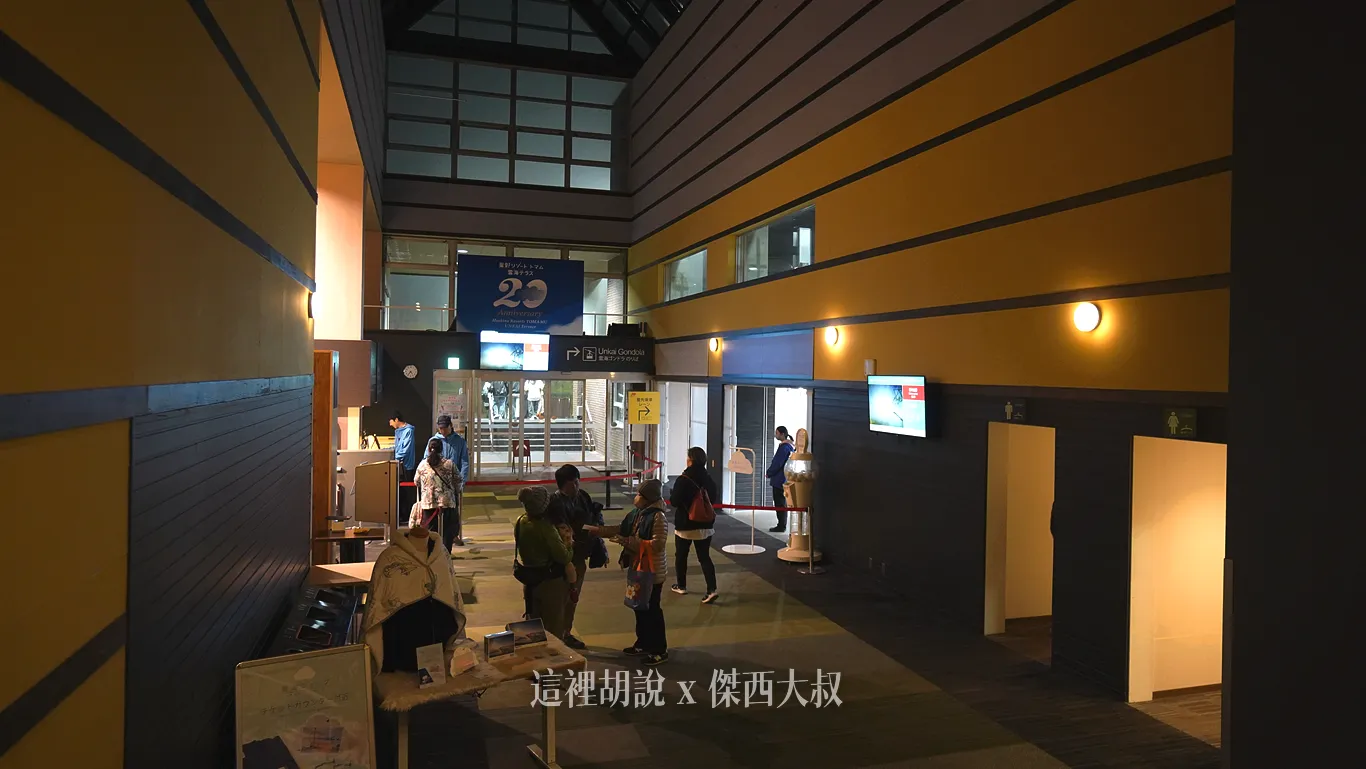 清晨抵達纜車站的時候,已經很多人在售票口這裡等候上山 清晨抵達纜車站的時候,已經很多人在售票口這裡等候上山