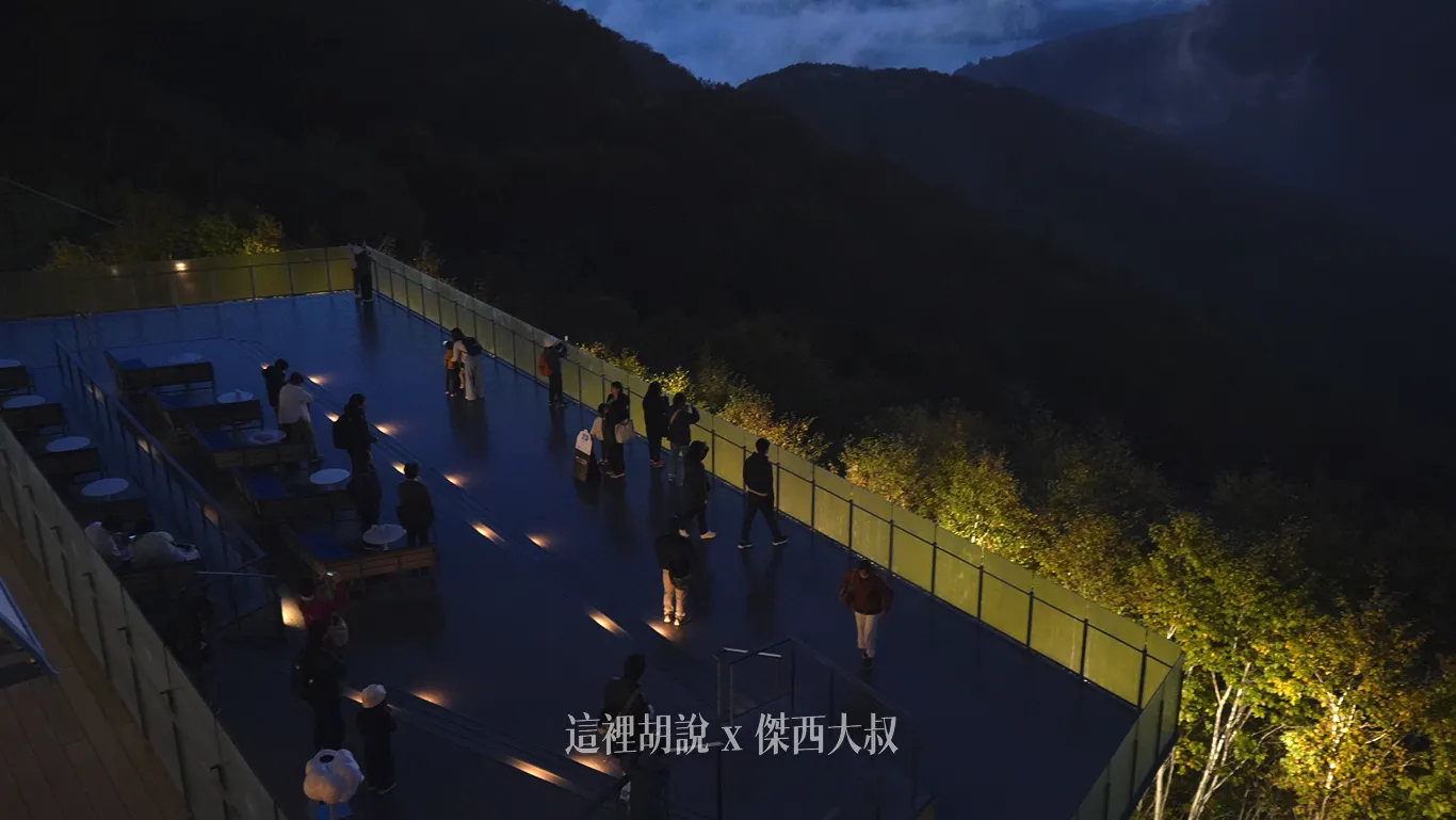 隨著設施的擴建,除了咖啡店外面的平台之外,往上走還有很多地方可以看日出,就看腳程,但繞一圈也不會太久 隨著設施的擴建,除了咖啡店外面的平台之外,往上走還有很多地方可以看日出,就看腳程,但繞一圈也不會太久