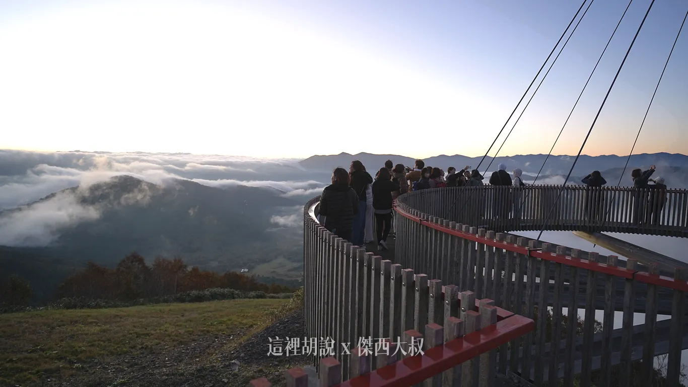 雲朵形狀的遊步道。遊客可以在此體會到彷彿漫步雲端的夢幻感受。由地面向外延伸的展望台,能觀賞到近210度的雄偉景色 雲朵形狀的遊步道。遊客可以在此體會到彷彿漫步雲端的夢幻感受。由地面向外延伸的展望台,能觀賞到近210度的雄偉景色