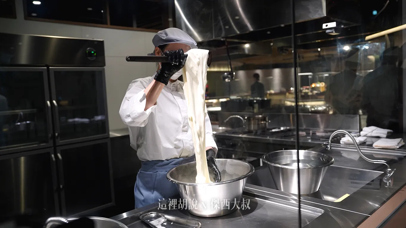 工作人員會把已經處理到一半的凝乳放入熱水當中進行塑型 工作人員會把已經處理到一半的凝乳放入熱水當中進行塑型
