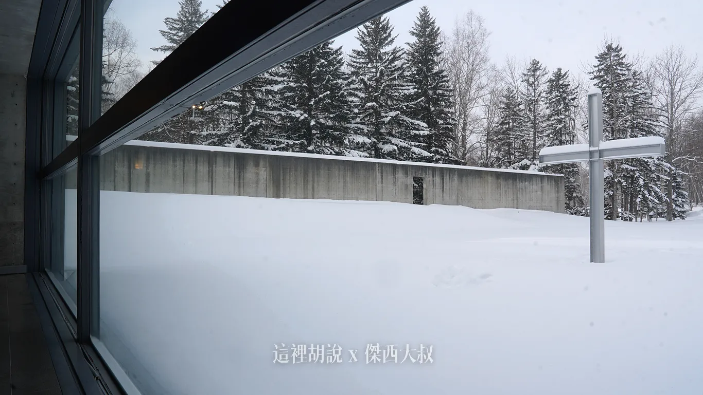 在冬天，原本的水池，轉變成白皚皚的積雪