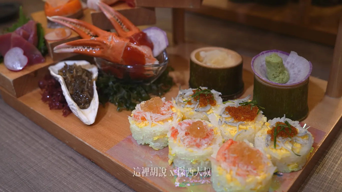 壽司上面灑的是蟹肉跟小魚