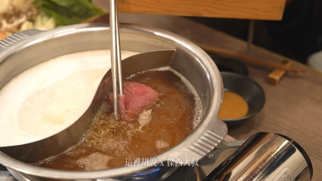 白色的牛尾湯跟飛魚高湯